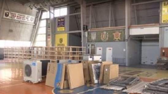 У Чернівцях стадіон переоблаштувують під госпіталь для коронавірусних хворих