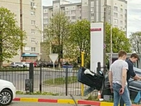 З’явилось відео ДТП за участі BMW на заправці в Луцьку