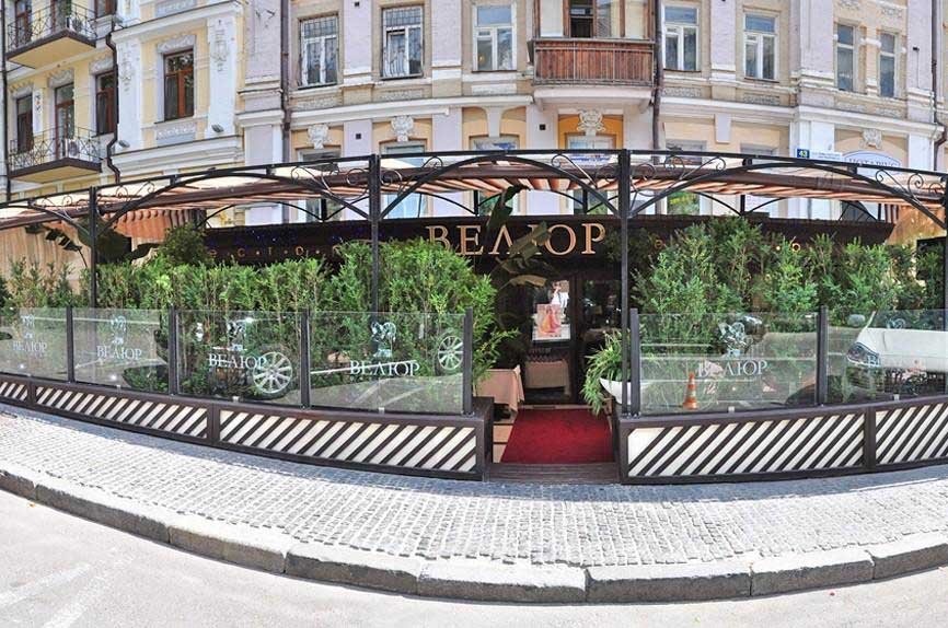 Попри карантин в центрі Києва працює ресторан «слуги народу»