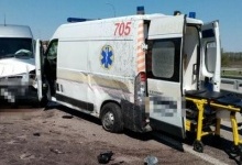 На Київщині п'яний водій швидкої «влетів» у бус: є потерпілі