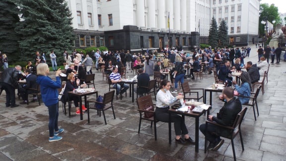 Протест рестораторів: біля офісу Зеленського встановили столики і годували людей