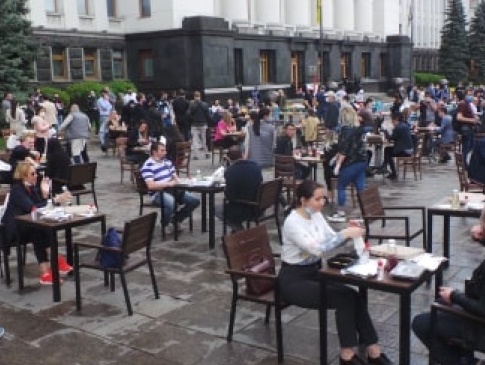 Протест рестораторів: біля офісу Зеленського встановили столики і годували людей