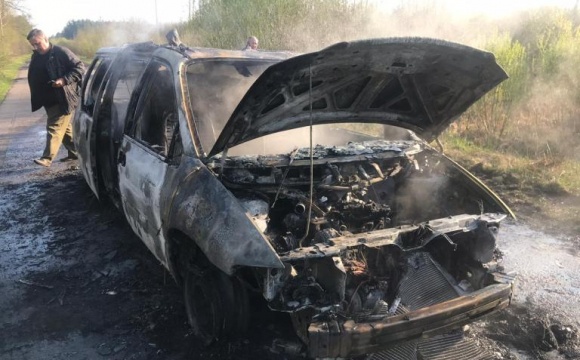 На Волині спалили авто, завантажене краденим дубом