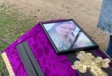 Одягли у весільну сукню: убиту і обезголовлену матір’ю дівчинку на Харківщині ховали за кошти небайдужих