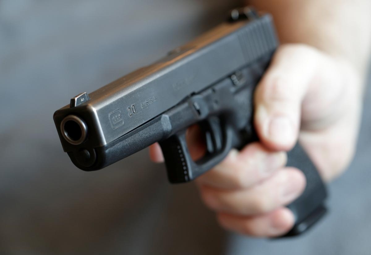 На Київщині поліцейський після ДТП вистрілив собі в рот з пістолета