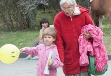 Гіпертрофовано любить доньку: як живе найстарша матір України