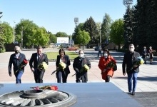 У Луцьку чиновники поклали квіти до пам'ятників на меморіалі