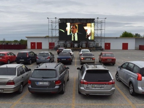 Відкрився перший в Україні автокінотеатр на даху