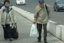 82-річний лучанин з дружиною 4 години пішки добираються до дачі