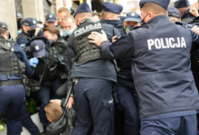 У Польщі поліція розігнала антикарантинний протест, майже 400 затриманих