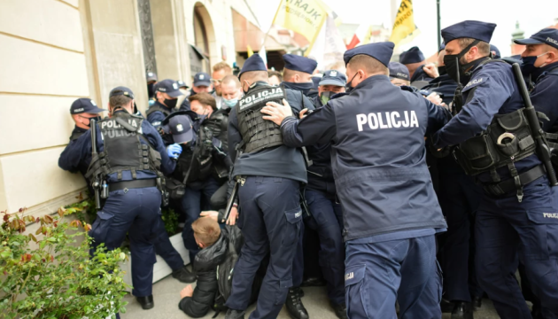 У Польщі поліція розігнала антикарантинний протест, майже 400 затриманих