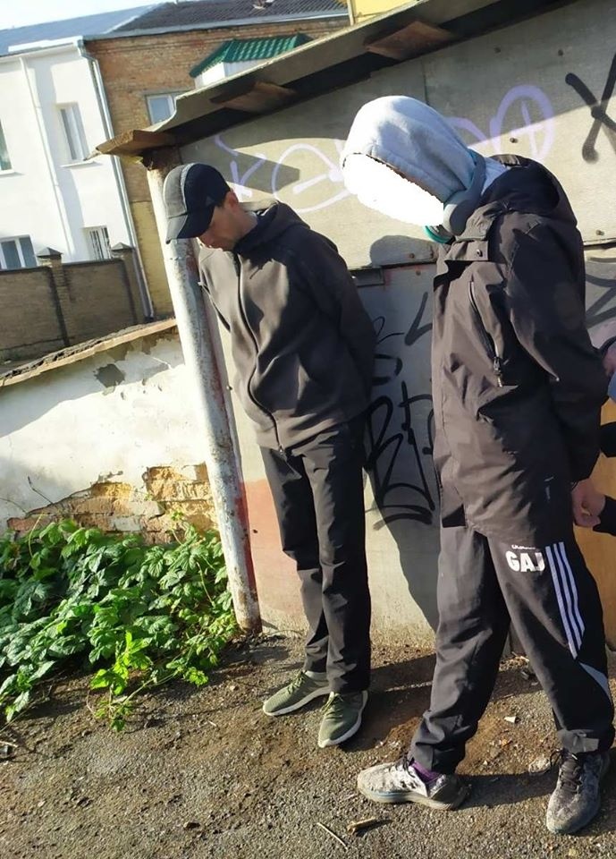 Біля суду в Луцьку затримали чоловіків із закладками наркотиків
