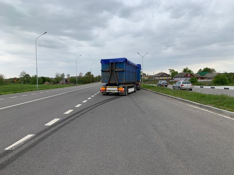 ДТП на трасі Устилуг-Луцьк: вантажівка збила велосипедиста