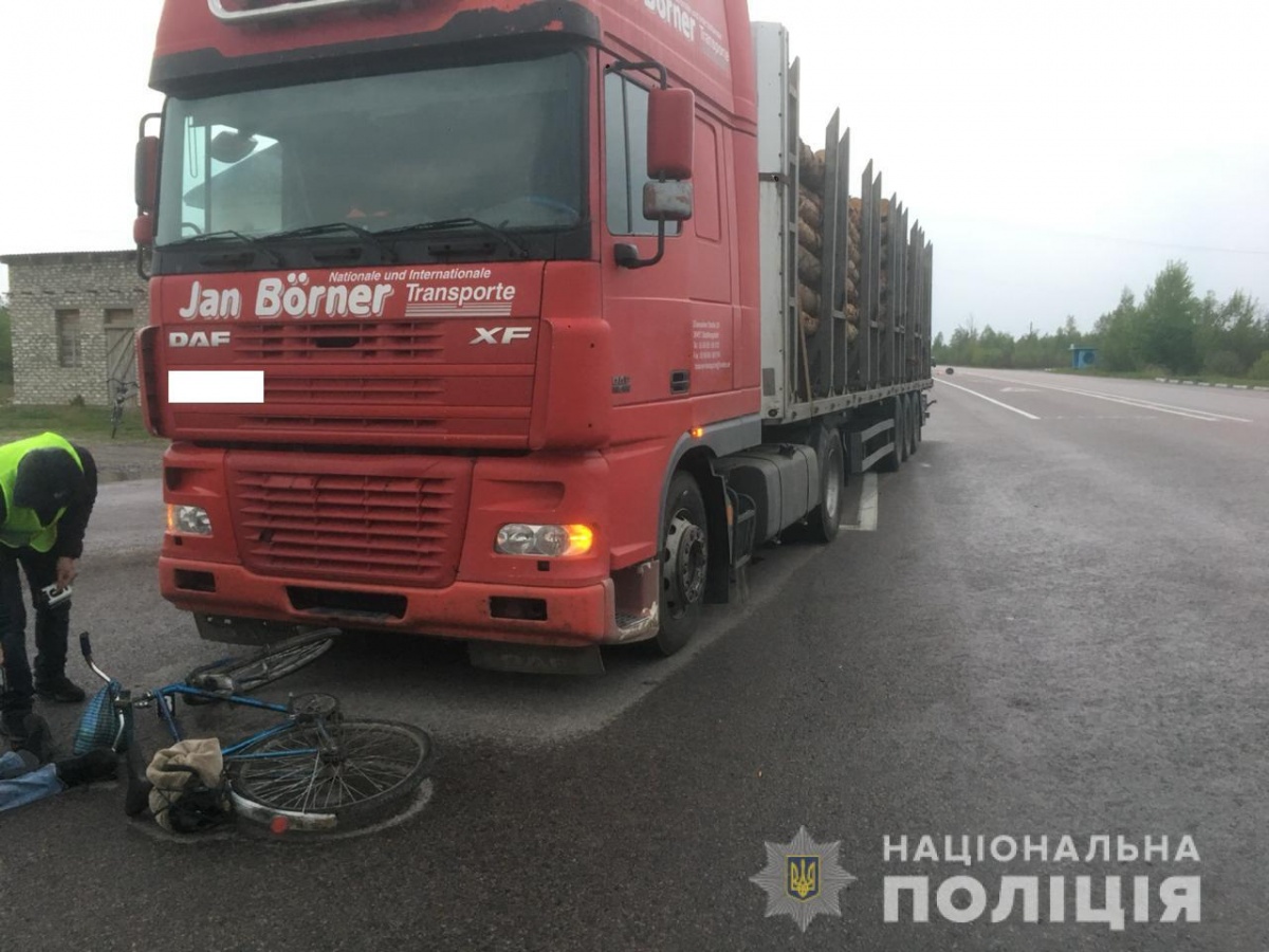 На трасі «Київ-Ковель-Ягодин» вантажівка на смерть збила велосипедиста