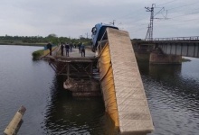 На Дніпропетровщині під вагою вантажівки обвалився міст