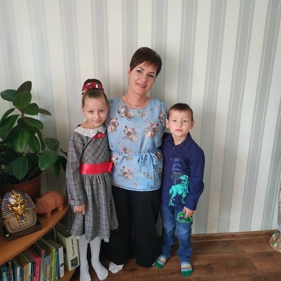 Українка народилася без обох рук, сама виховує двох діток і професійно робить макіяж ногами
