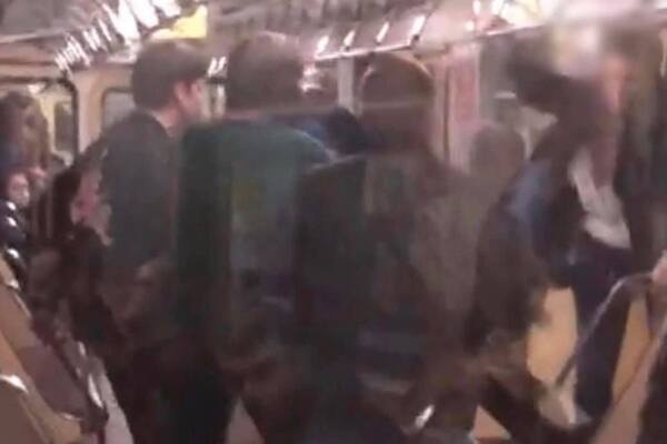 У київському метро підлітки побили до втрати свідомості хлопця, який зробив їм зауваження