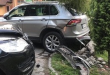 У Луцьку водійка збила стовп та в’їхала в припарковане авто
