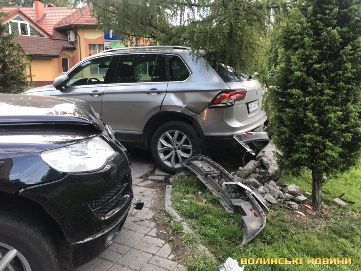 У Луцьку водійка збила стовп та в’їхала в припарковане авто