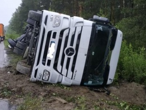 ДТП на трасі Київ – Ковель: вантажівка злетіла в кювет і перекинулася