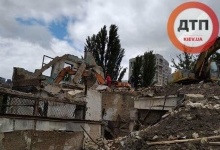 У Києві бетонна плита впала на екскаватор з водієм, чоловік загинув