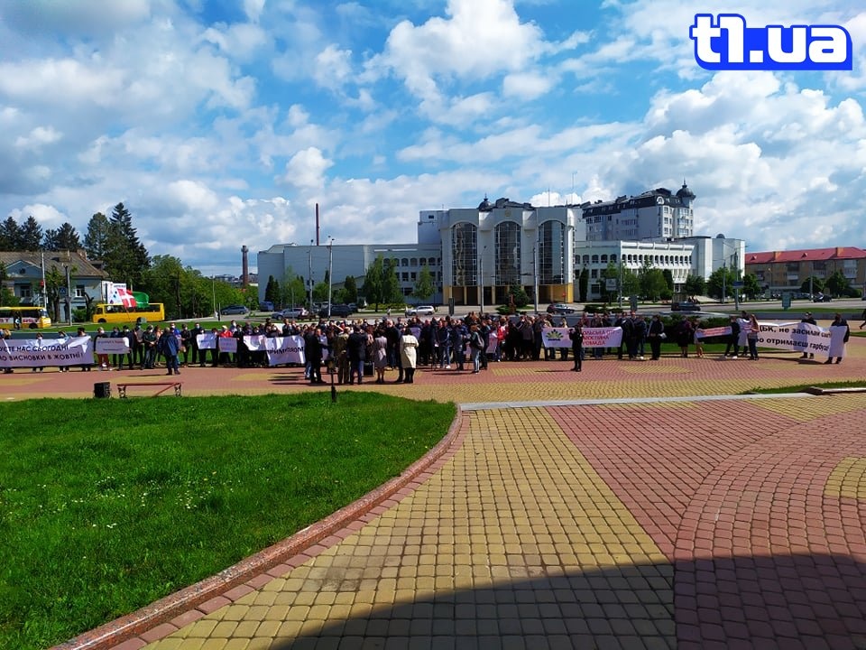 У Луцьку біля ОДА 4 громади протестують проти об’єднання