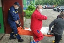 У Луцьку рятувальники визволили із зачиненої квартири травмовану жінку