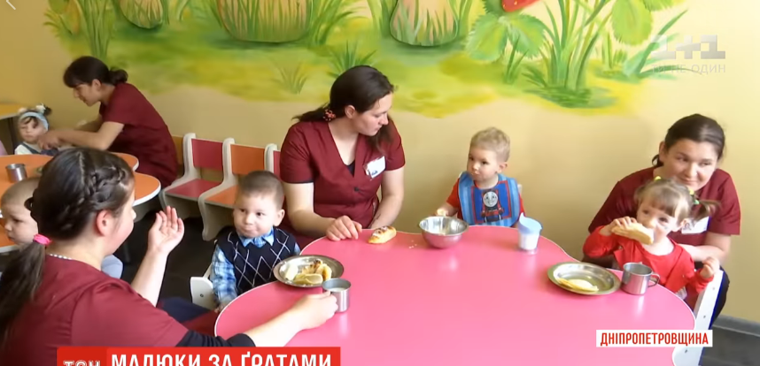 В українських в’язницях разом із засудженими мамами перебувають 15 малюків