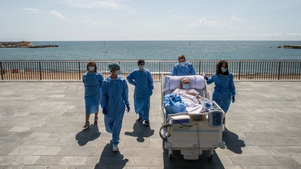 В Іспанії хворих на коронавірус звозять на море