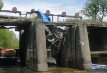 На Тернопільщині під вагою вантажівки провалився міст