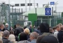 На українсько-польському кордоні «Шегині» – черга у кількасот людей