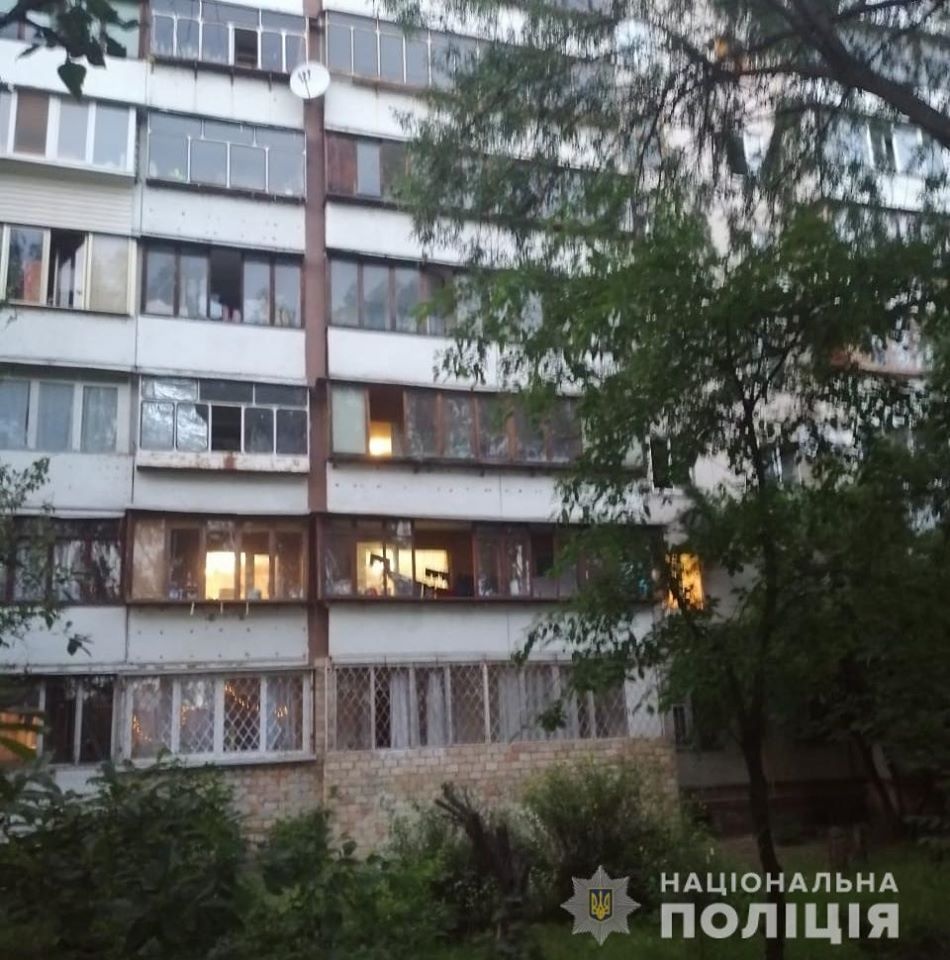 На Київщині дві 2-річні дитини випали з вікон, одна загинула