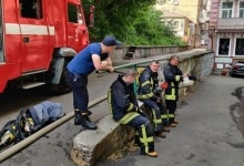 У Києві голий чоловік викинувся з вікна палаючої квартири, де була мертва жінка