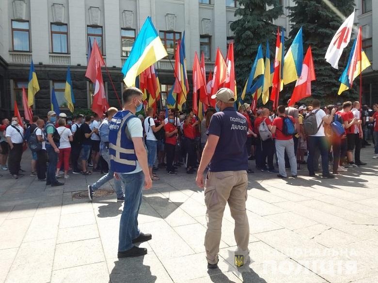 В Києві біля Офісу президента і на Майдані – сутички