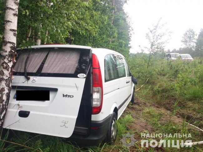 На Рівненщині мікроавтобус злетів у кювет: є постраждалі