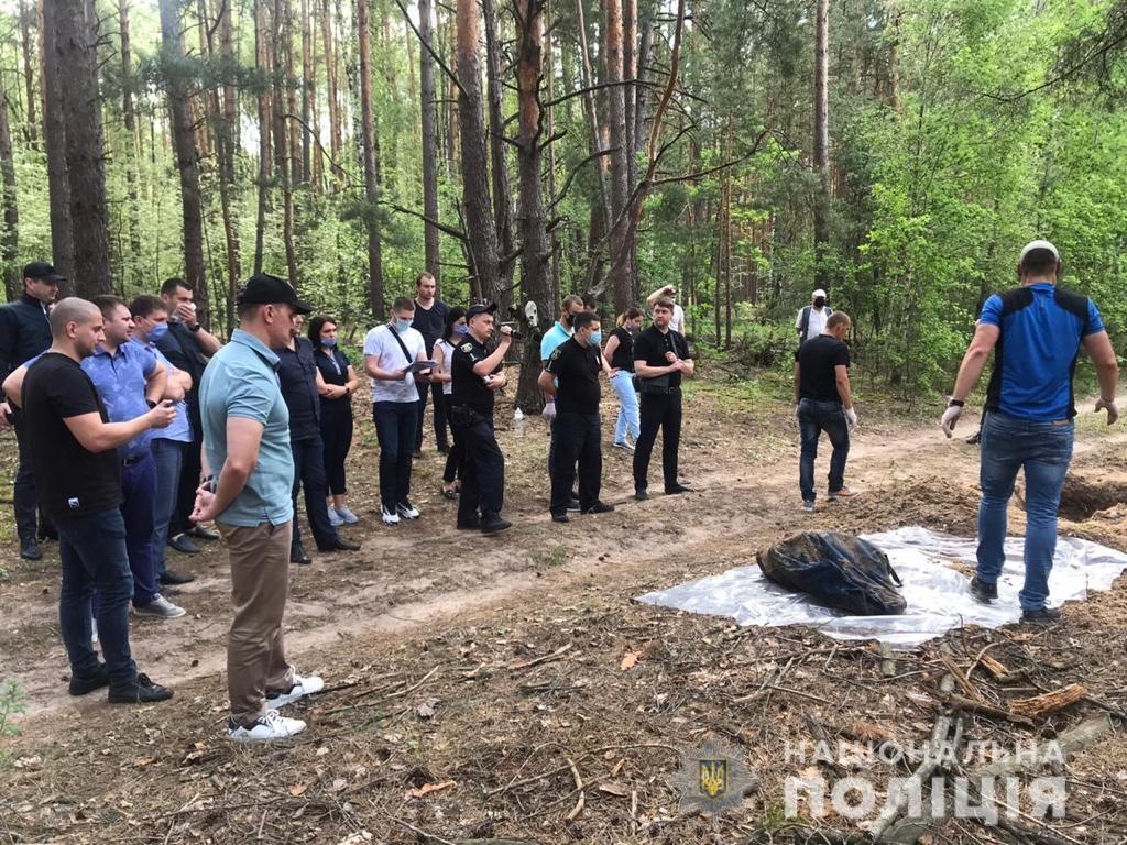 На Київщині в лісі знайшли закопаними тіла чоловіка і жінки