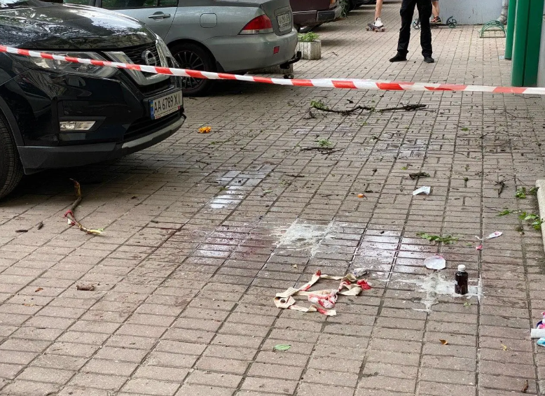 У Києві з вікна випали жінка і її 3-річна дитина