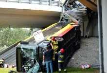 У Польщі автобус впав з мосту і розламався навпіл: є жертви