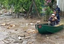 На Буковині людям у затоплені села продукти доставляють човнами