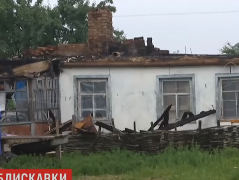 На Житомирщині блискавка знищила будинок сім'ї із 9-ма дітьми