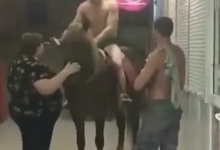 У Києві оголений чоловік на коні заїхав до супермаркету