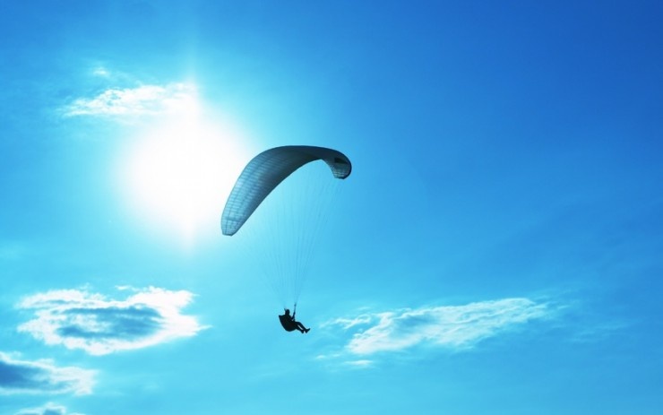 На Дніпропетровщині 73-річний чоловік стрибнув з парашутом