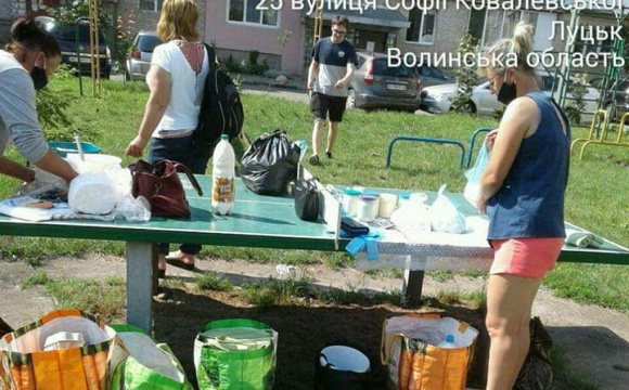 У Луцьку в дворі торгували продуктами на тенісному столі
