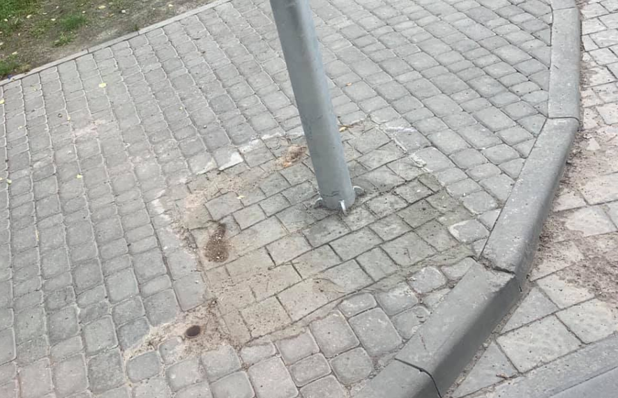 У Львові комунальники намалювали на бетоні бруківку, щоб не класти її