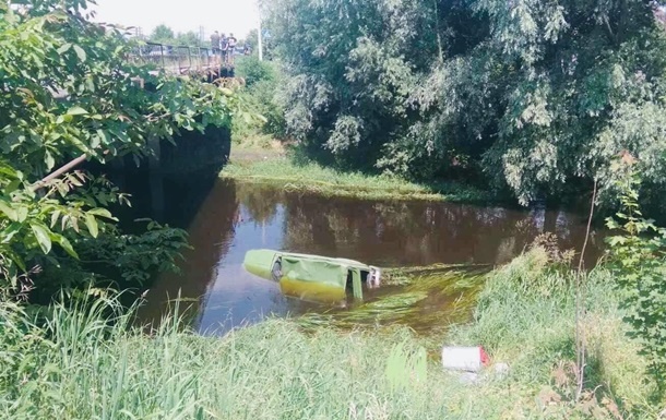 На Львівщині автомобіль впав у річку, водій загинув