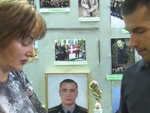 Матір загиблого Героя з Волині передала нагороди сина в музей