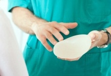 У полтавській пластичній клініці жінці спотворили груди