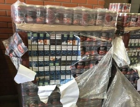 На Волинській митниці пропустили 21 тонну цигарок, замаскованих під томатну пасту