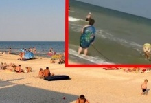 На запорізькому пляжі жінка «вигулювала» внука на повідку