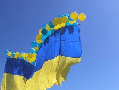 Бойовики 20 хвилин гатили зі зброї по українському прапору